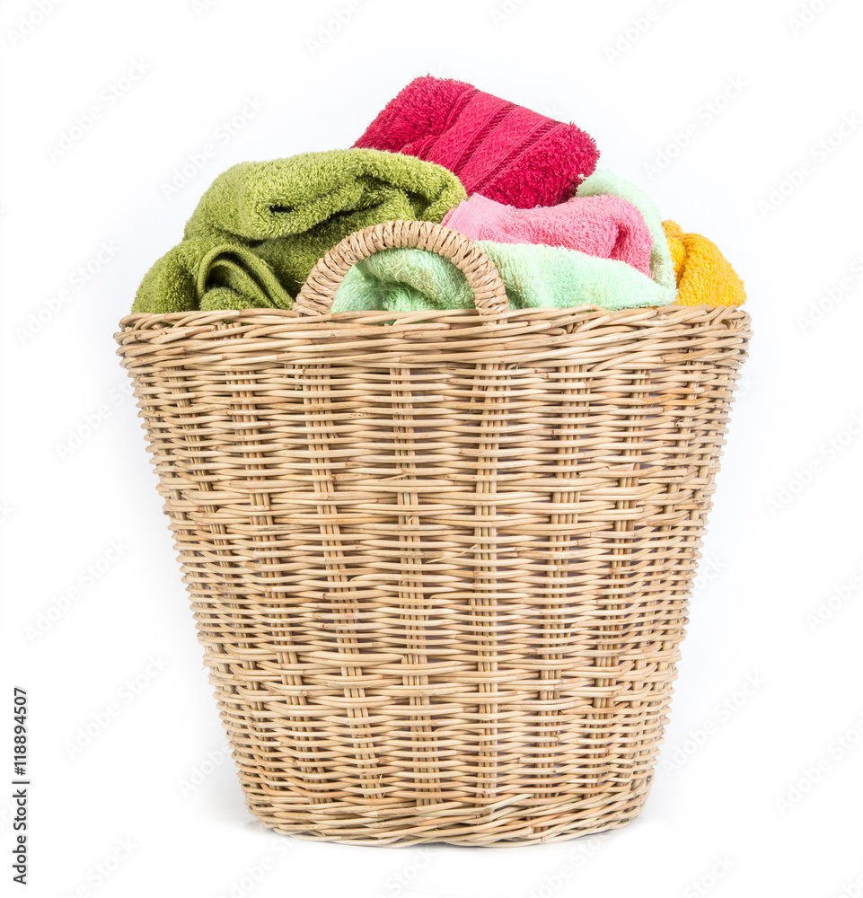 白色背景柳条篮中的近距离彩色混合毛巾