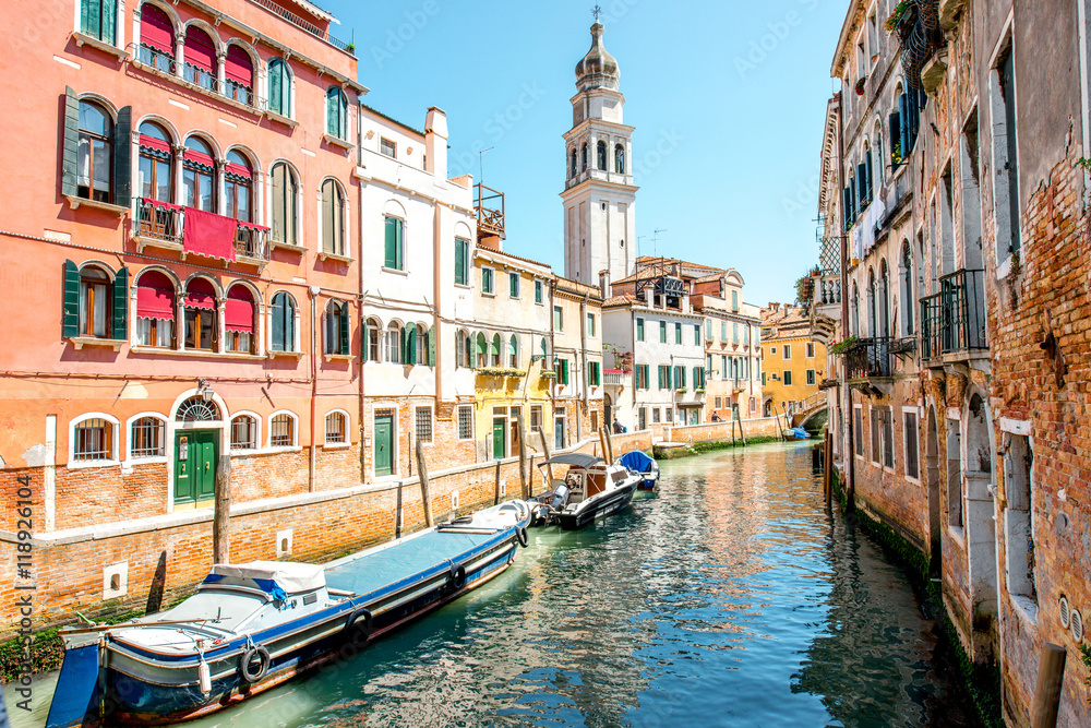 威尼斯卡斯泰罗地区与圣安东宁教堂的浪漫小运河