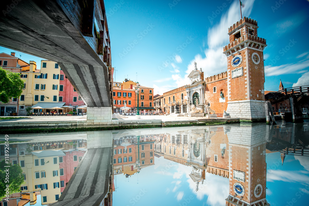 威尼斯卡斯泰罗地区的威尼斯阿森纳，倒影在水面上。长时间曝光