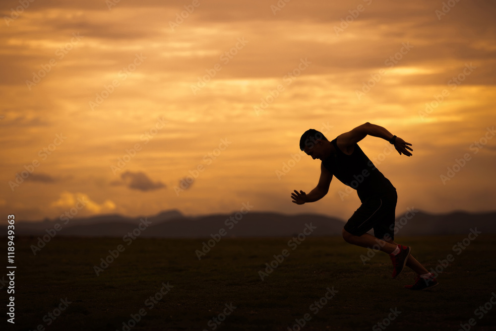 亚洲男子在晚上以一定速度慢跑