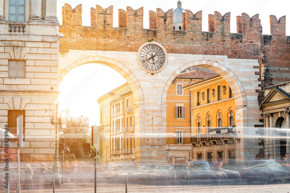 维罗纳市带时钟的Portoni della Bra门。长曝光图像技术与模糊的汽车和