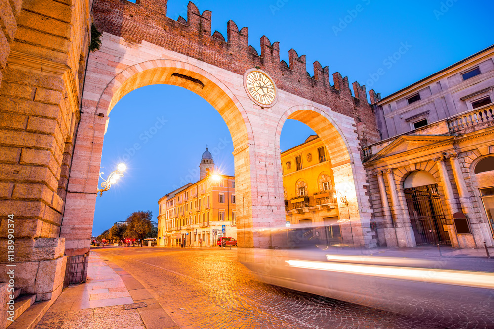 维罗纳市带时钟的Portoni della Bra大门上的夜景。