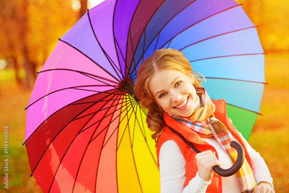 在标准杆比赛中，带着彩虹五彩伞的快乐女人