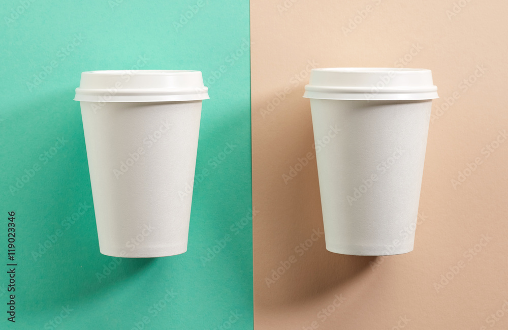 两个白色外卖咖啡杯