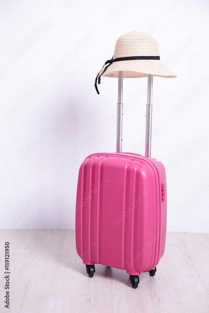 带墙粉色行李箱