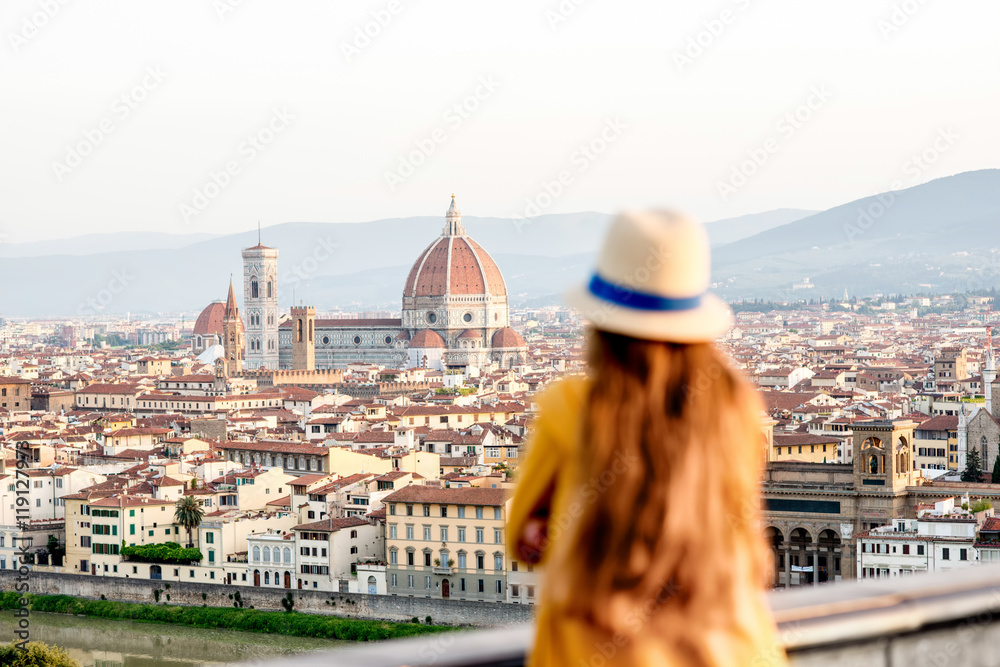 年早上，年轻的女游客从米开朗基罗广场眺望佛罗伦萨老城
