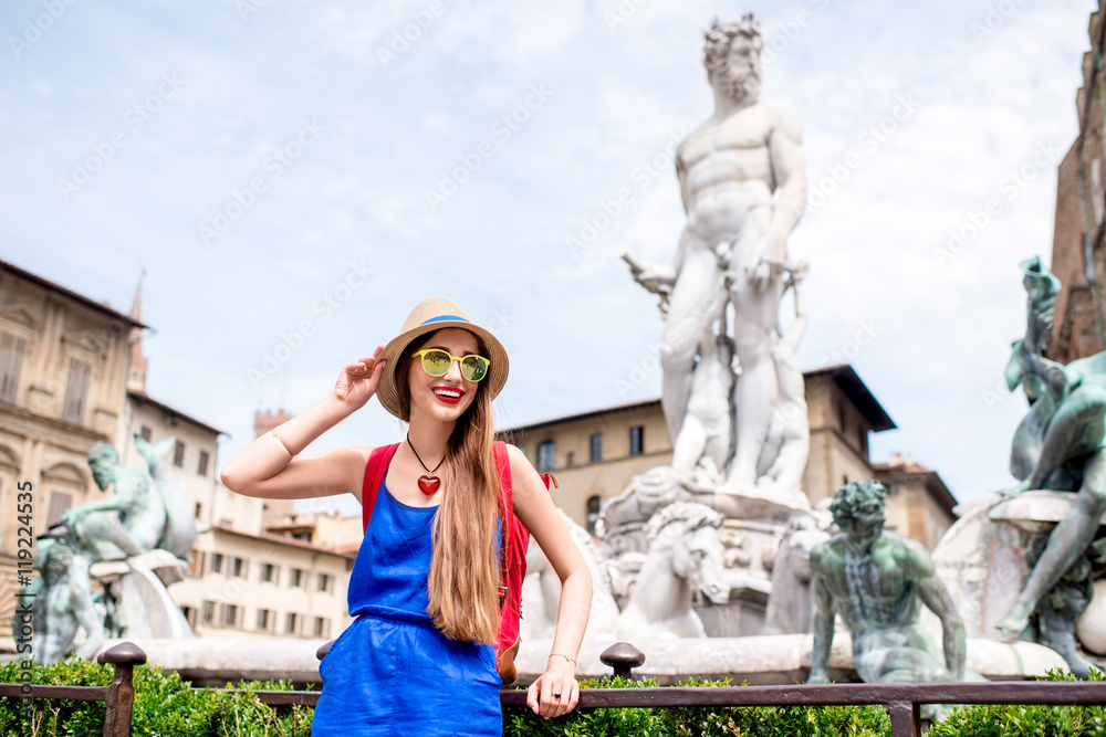 年轻的女性旅行者在佛罗伦萨著名的Neptun喷泉附近玩得很开心。在这里度过了美好的假期