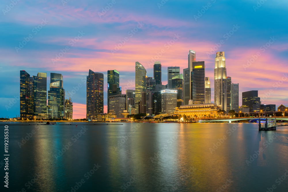 新加坡滨海湾夜间摩天大楼。