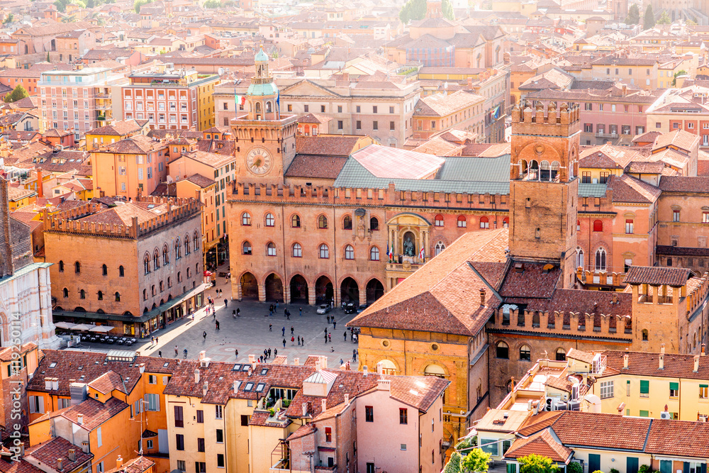 从博洛尼亚老城区中心和意大利马焦雷广场的塔楼俯瞰城市景观