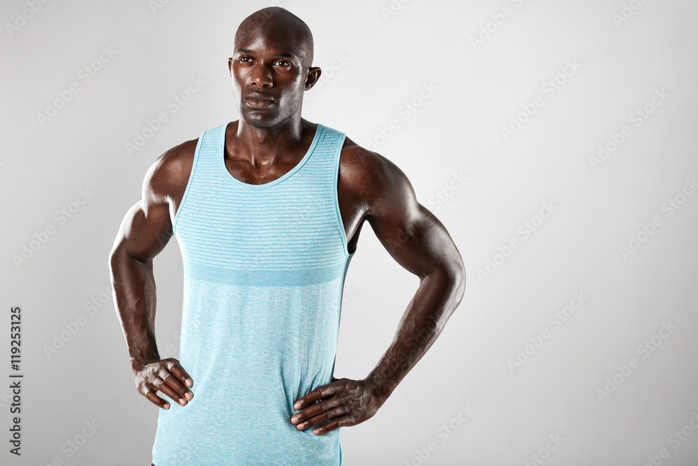 肌肉发达的非洲男模把目光移开