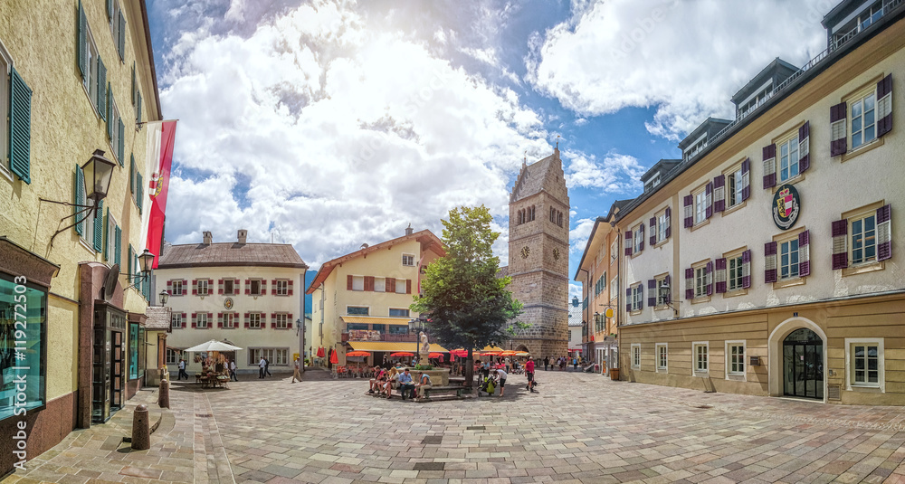 Zell am See镇广场，带教堂，萨尔茨堡，奥地利