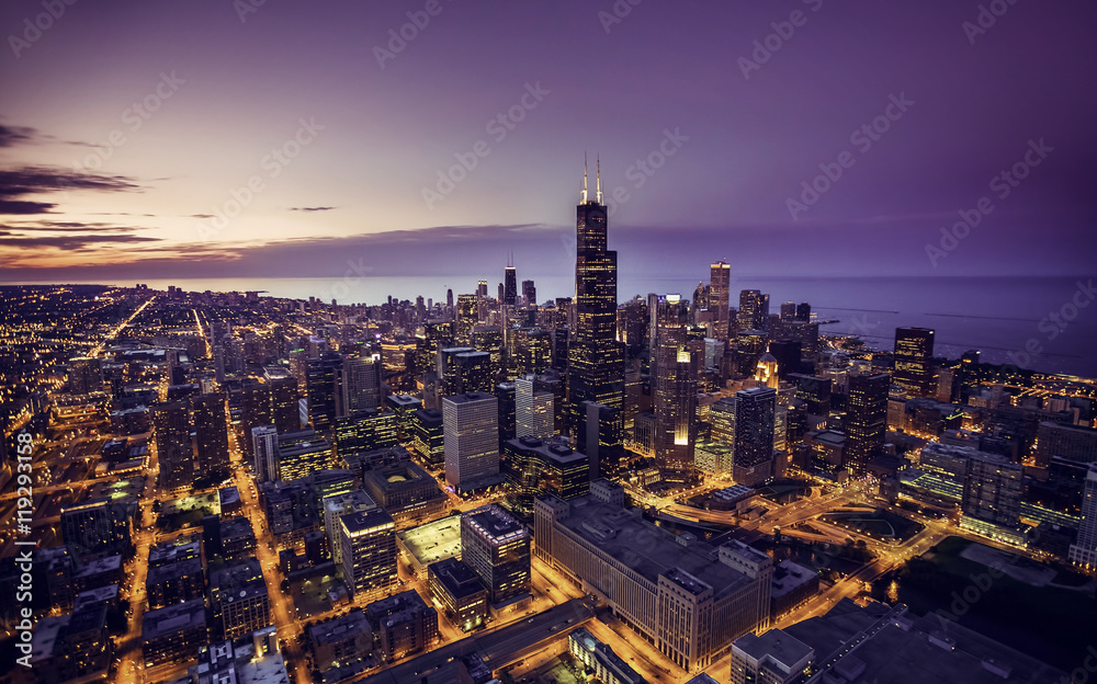 黄昏时的芝加哥天际线鸟瞰图