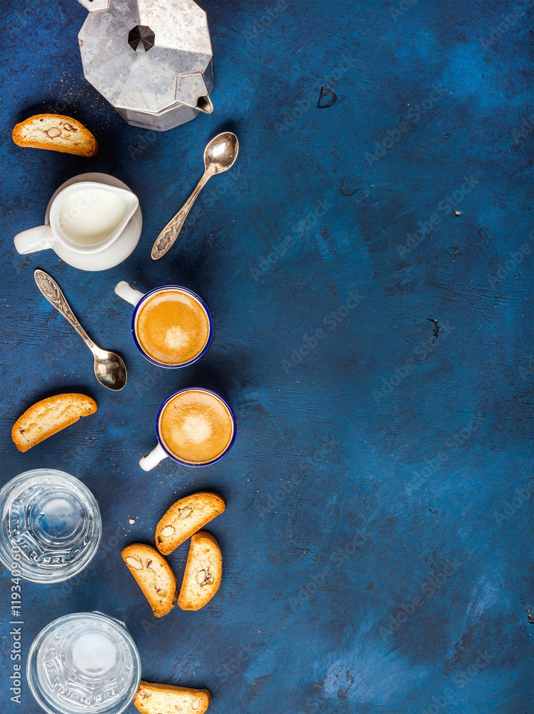 杯装意式意式浓缩咖啡，罐装饼干和牛奶，上面涂着深蓝色的plywoo
