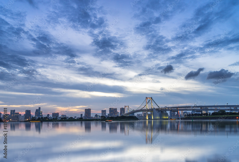 日落时从水中俯瞰东京的城市景观和天际线