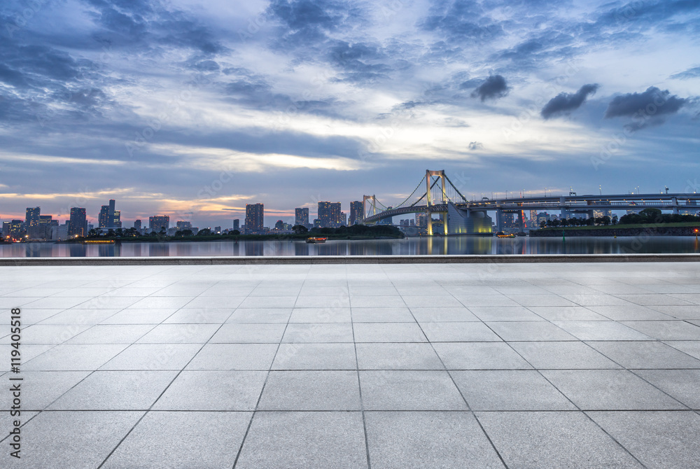 从空荡荡的地板上看日落时的东京城市景观和天际线