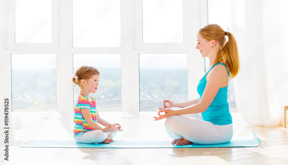 家庭母亲和孩子女儿正在冥想和冥想