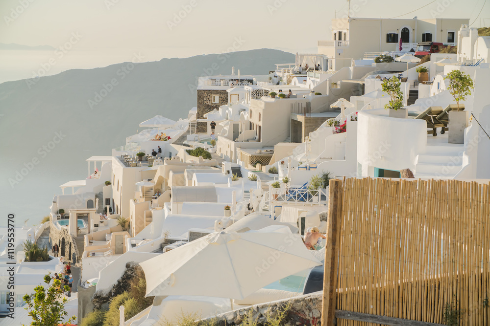 希腊，圣托里尼，阳光明媚的日子里，拥有美丽海景的白房子