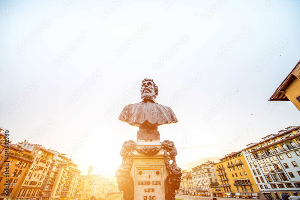 佛罗伦萨日落时分，维奇奥桥上的本韦努托·切里尼铜像