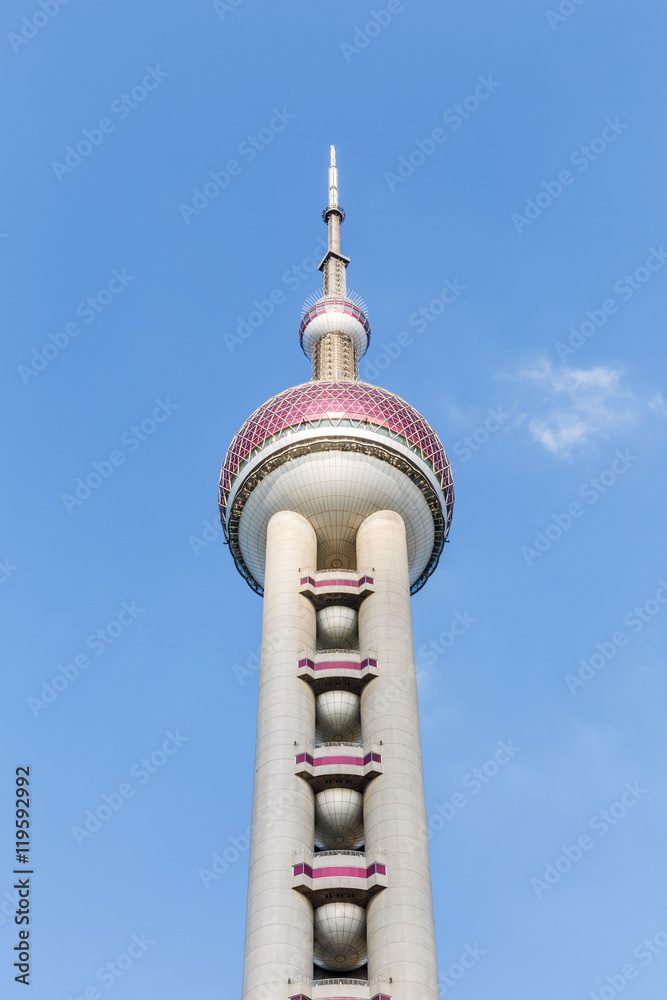中国上海-2016年8月23日：东方明珠电视塔建筑景观，上海东方体育