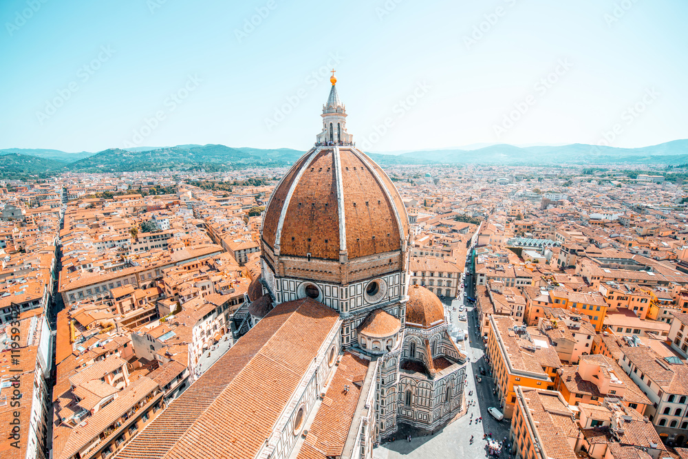 佛罗伦萨圣玛丽亚教堂圆顶和老城区的顶级城市景观