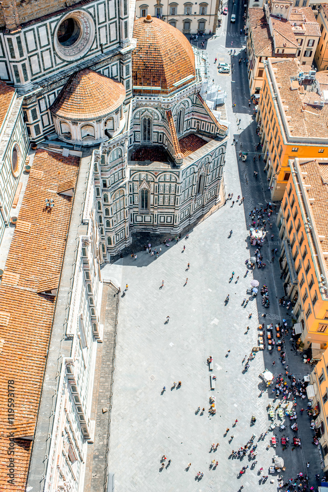 佛罗伦萨圣母玛利亚教堂和大教堂广场的特写俯视图
