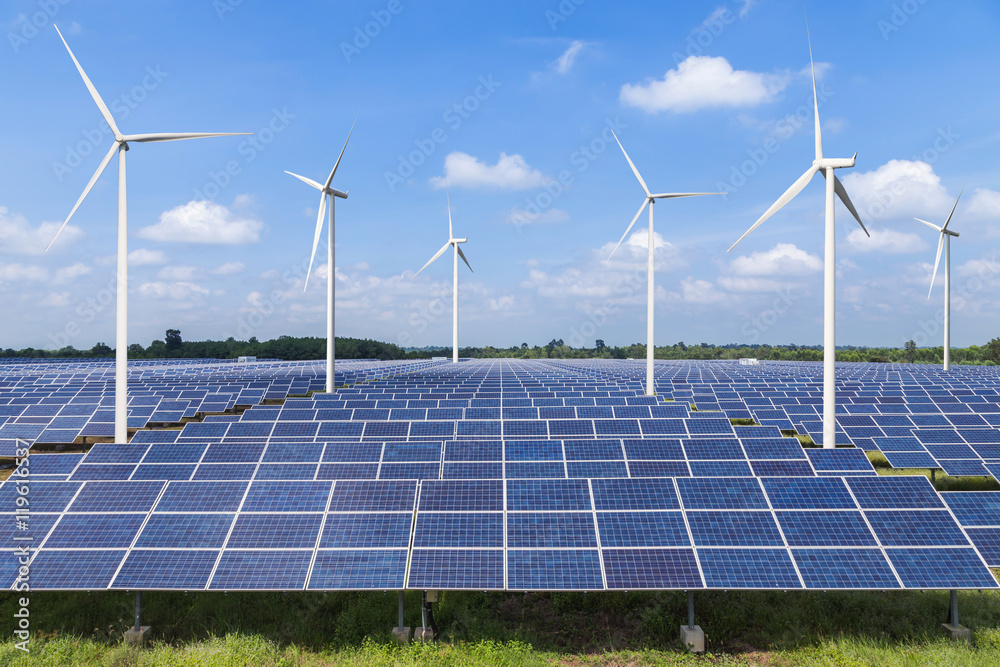 太阳能光伏板和风力涡轮机在太阳能发电站发电