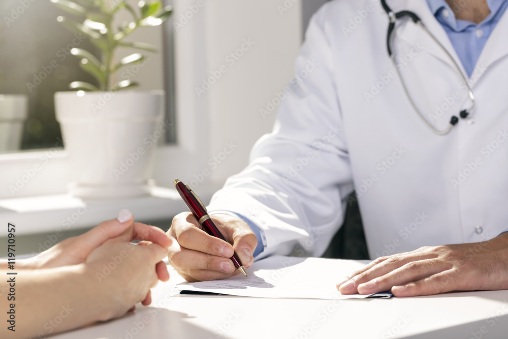 医疗咨询-医生和病人坐在桌子旁