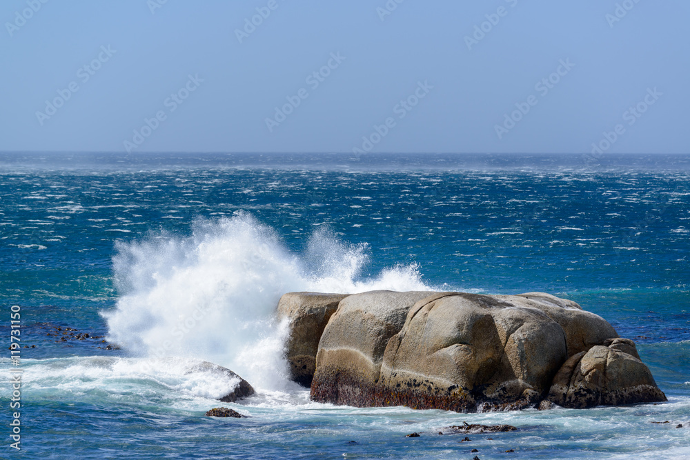 风暴期间，海浪在海上撞向岩石。开普敦。西开普省。南非