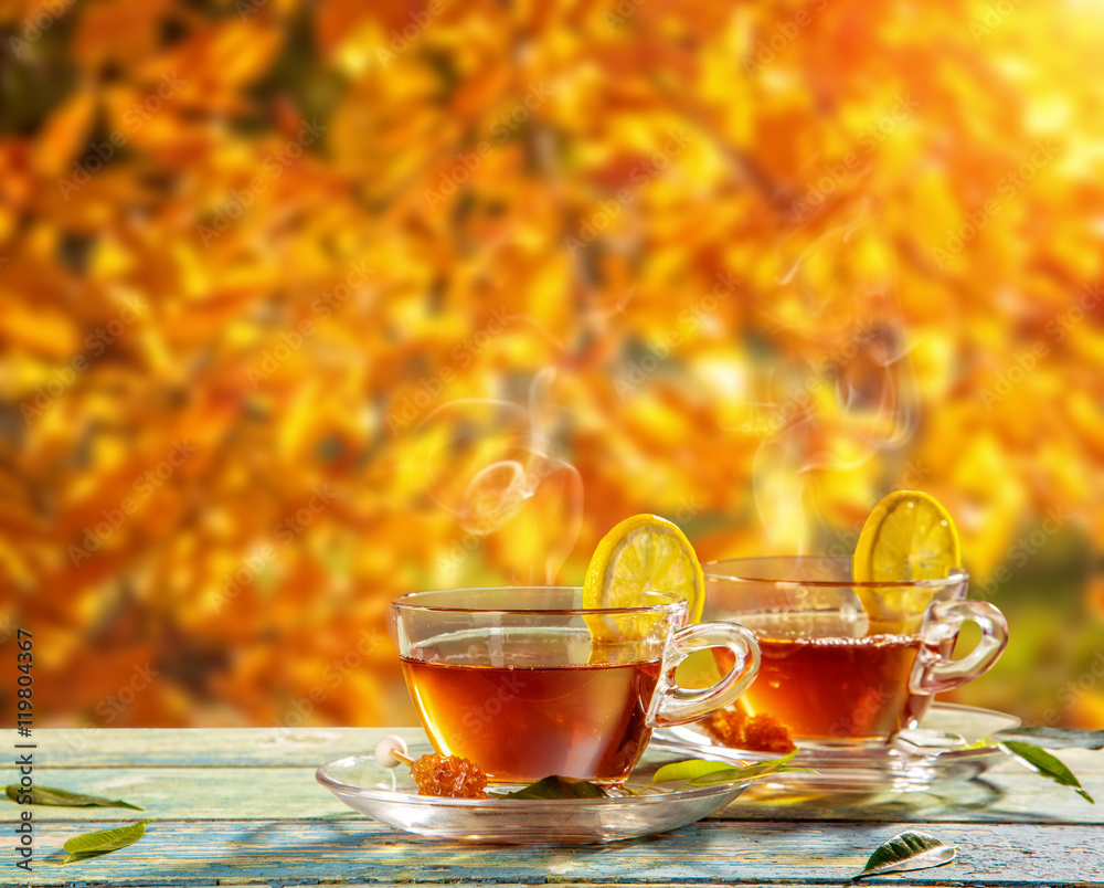 木板上有茶杯的秋天静物