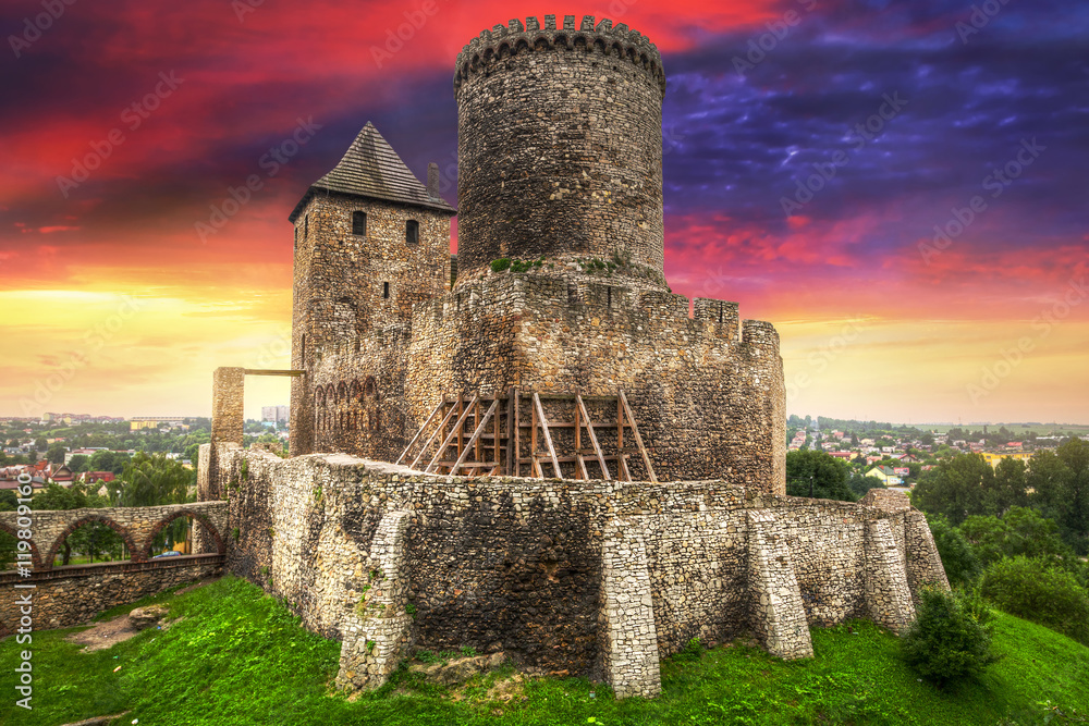日落时分，波兰贝津的中世纪城堡