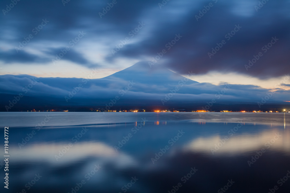 富士山和山中湖美丽日落天空的云朵