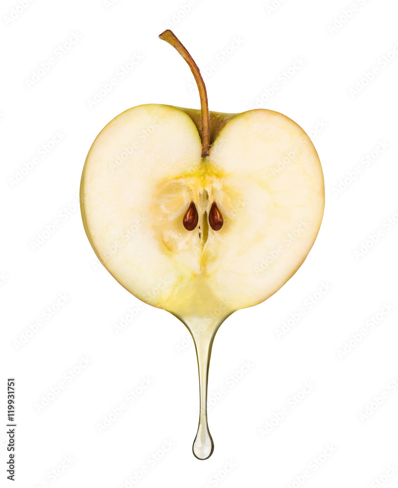 从白背上的新鲜苹果中流出的液滴形式的果汁