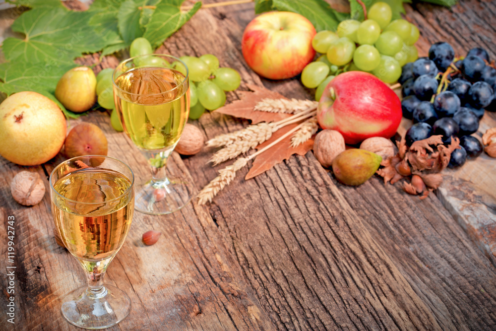 乡村餐桌上的一杯葡萄酒和有机秋季水果