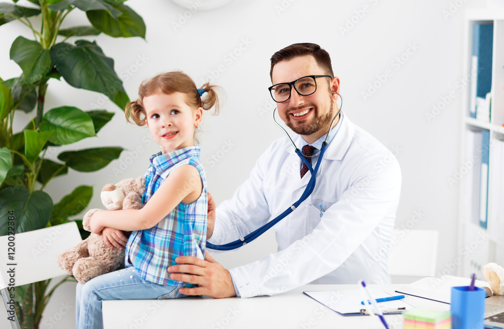 友好快乐的男医生儿科医生与耐心的女婴