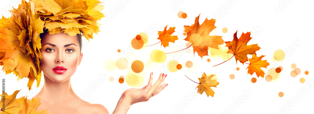 模特女孩留着秋天明亮的叶子发型，打开的手掌上显示出空的复制空间用于文本