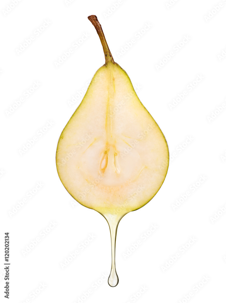 新鲜梨在白背上流出的液滴形式的果汁
