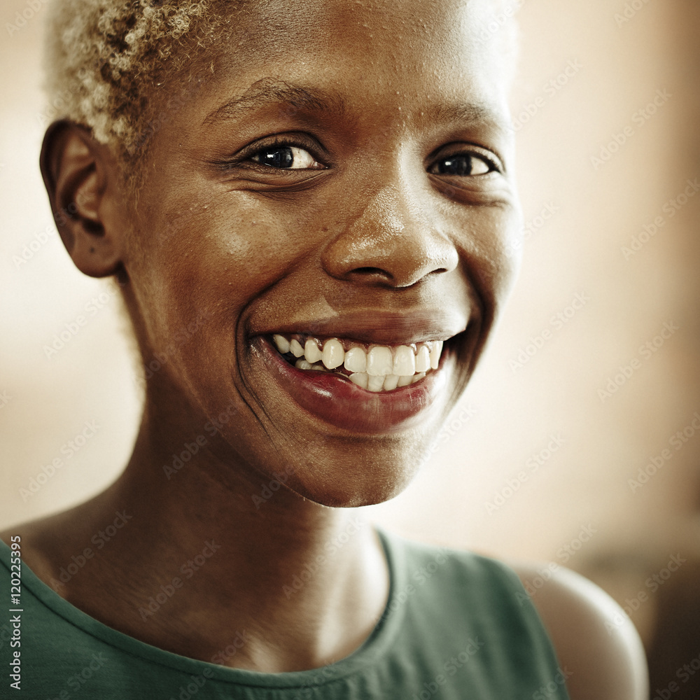 非洲女人幸福微笑快乐乐观的概念