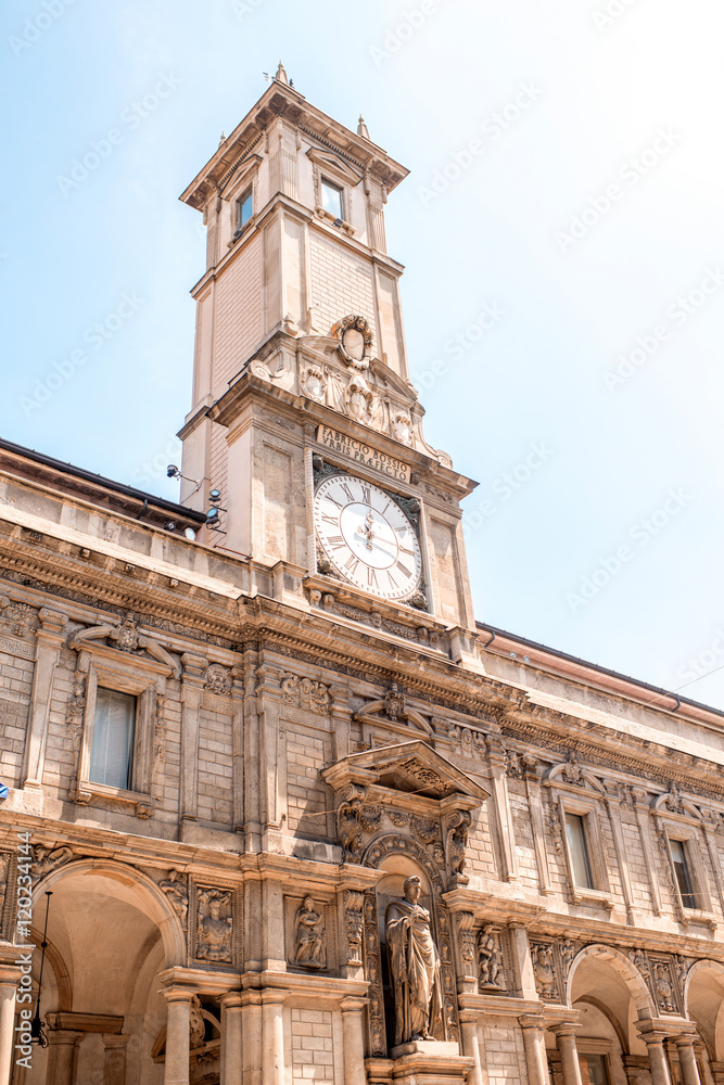 米兰市中心大教堂广场附近的Mercanti广场上有钟楼的Giureconsulti宫殿