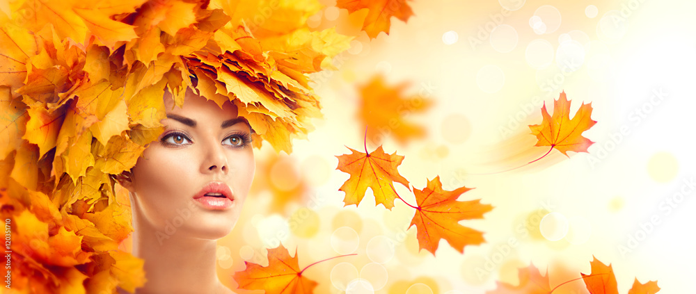 秋天的女人。秋天。美丽的模特女孩，留着秋天明亮的叶子发型