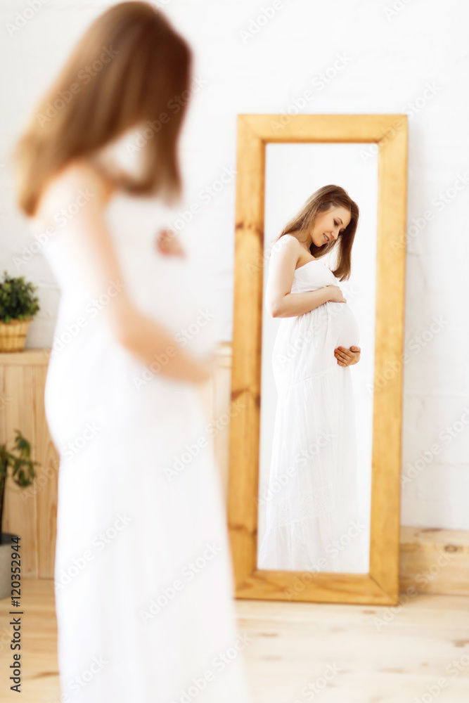 快乐的孕妇照镜子