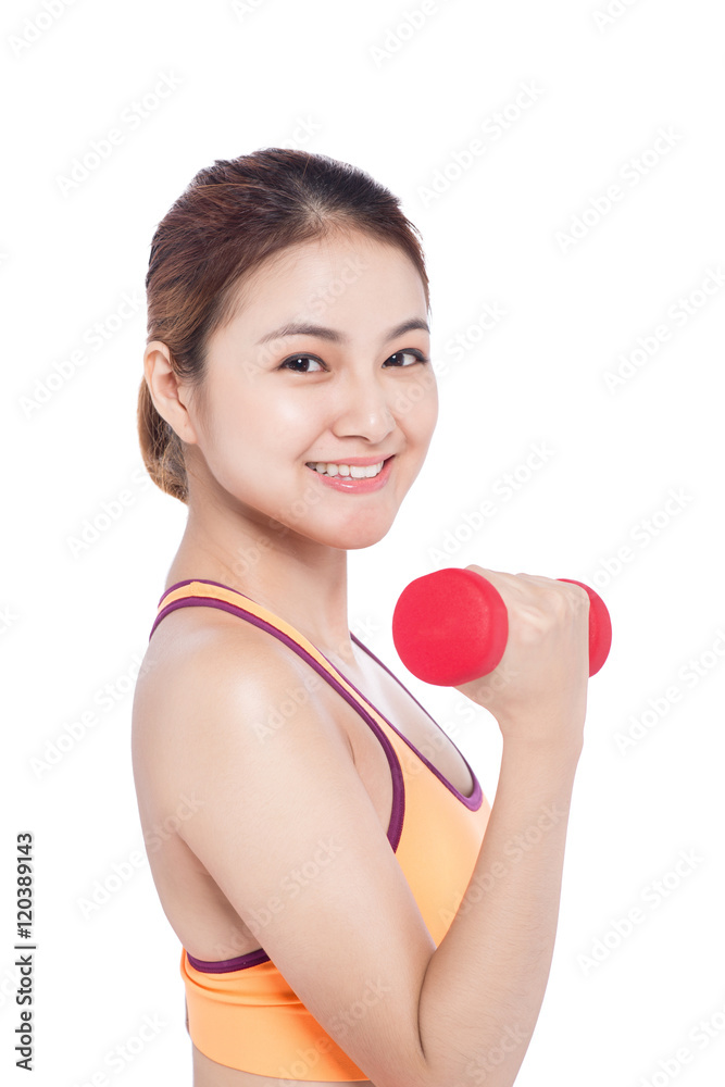 年轻的健身亚洲女性，带哑铃。白色隔离。