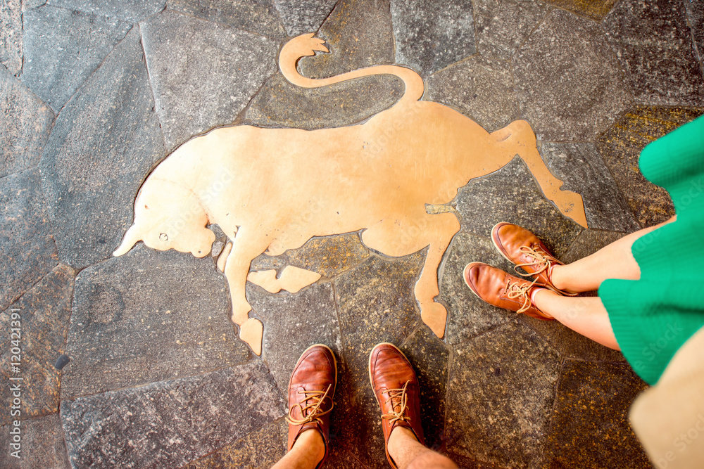 意大利皮埃蒙特地区圣卡洛广场附近地板上的都灵市公牛标志