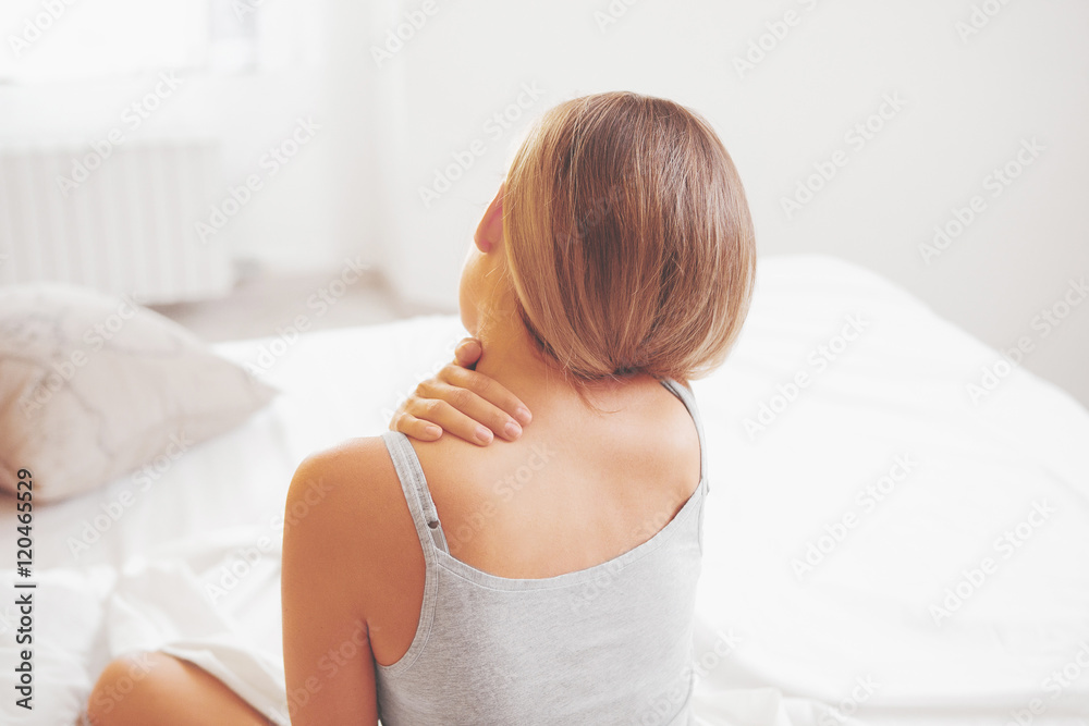 Donna con dolore al collo cervicale o stress