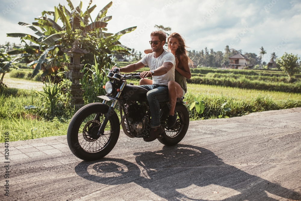 骑摩托车的年轻夫妇