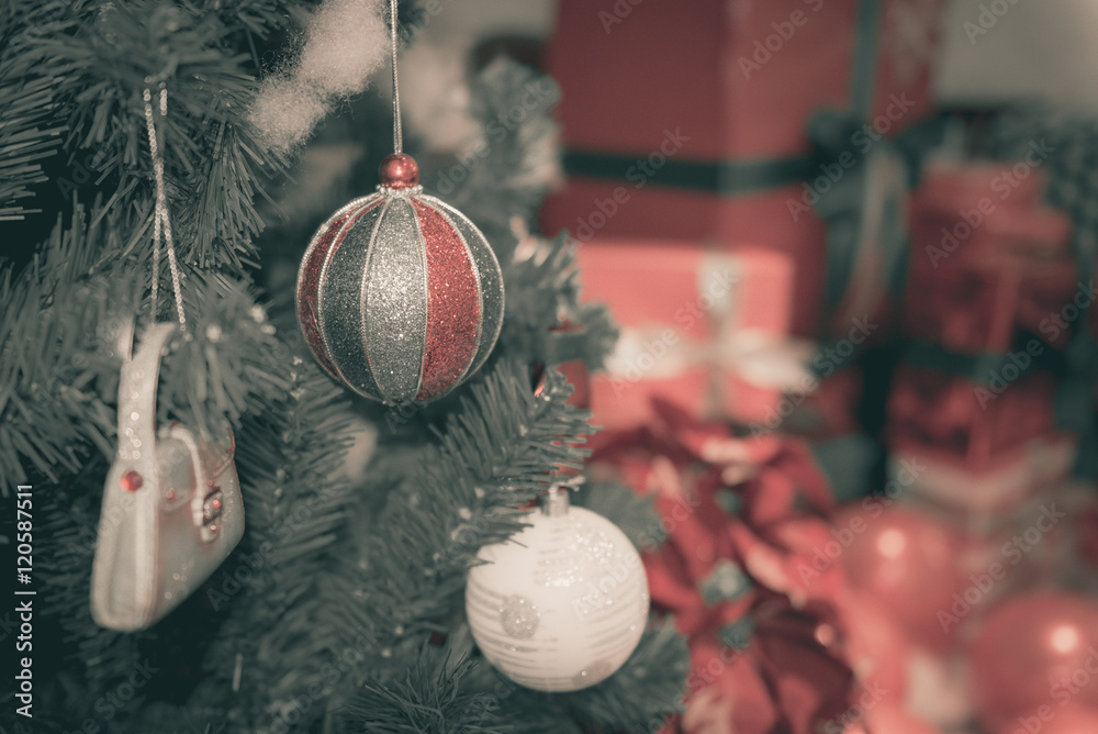 模糊、闪闪发光的装饰圣诞树