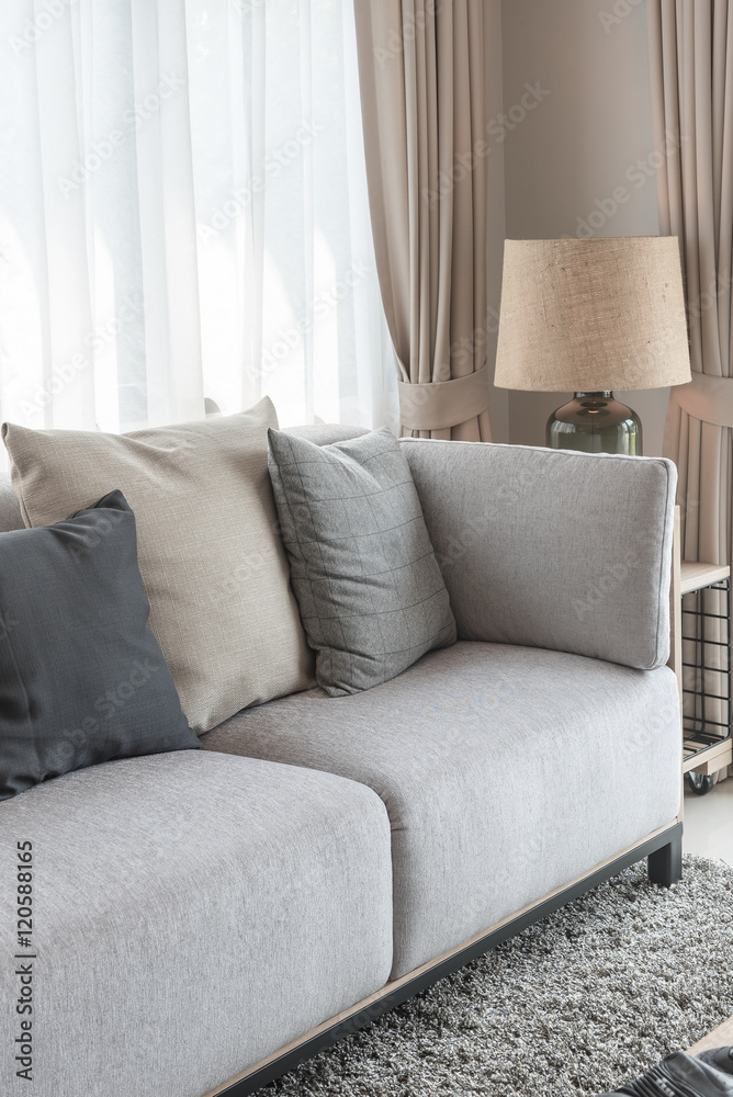 现代灰色沙发，带枕头，桌边有现代灯，l