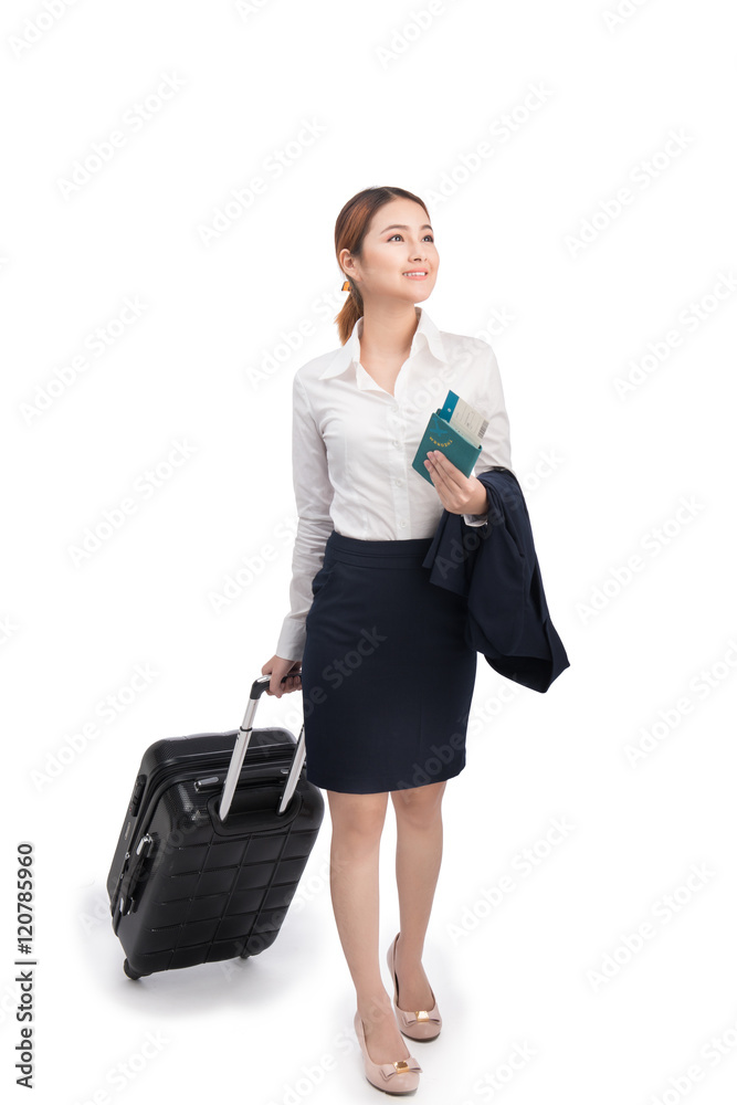 全身商务女性提着行李箱旅行，手里拿着帕斯