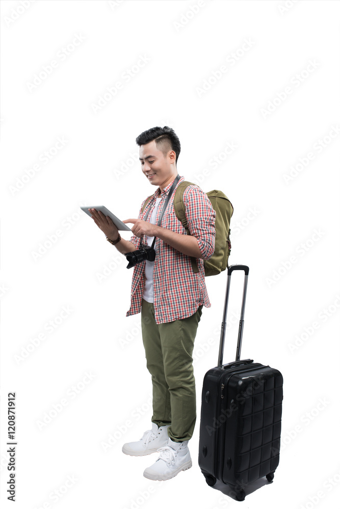 一个准备旅行的亚洲男人的完整形象