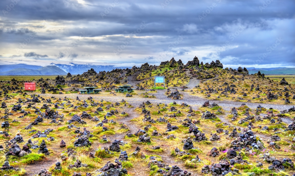 Laufscalawarda，一座熔岩山脊，周围是石堆——冰岛