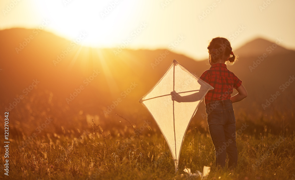 夏日草地上带着风筝的快乐童女